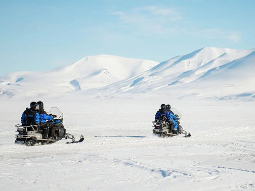 Zwei Schneemobile auf dem Weg ins ewige Eis bei Landprogramm von Hurtigruten Expeditions