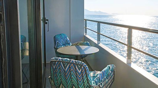 Privater Balkon der Deluxe Balkon Suite auf der Superyacht Emerald Kaia mit Sitzmöbeln und weitem Blick aufs Meer.