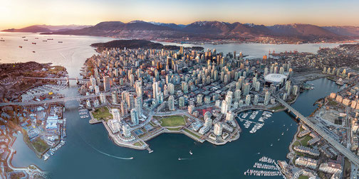 Vogelperspektive Vancouver Stadt im Sonnenuntergang und Gebirge im Hintergrund