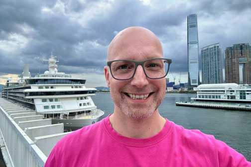Bild von Timo Clarén von Emocean Cruises in Hongkong am Hafen. Im Hintergrund liegt die Silver Nova von der Reederei Silversea.