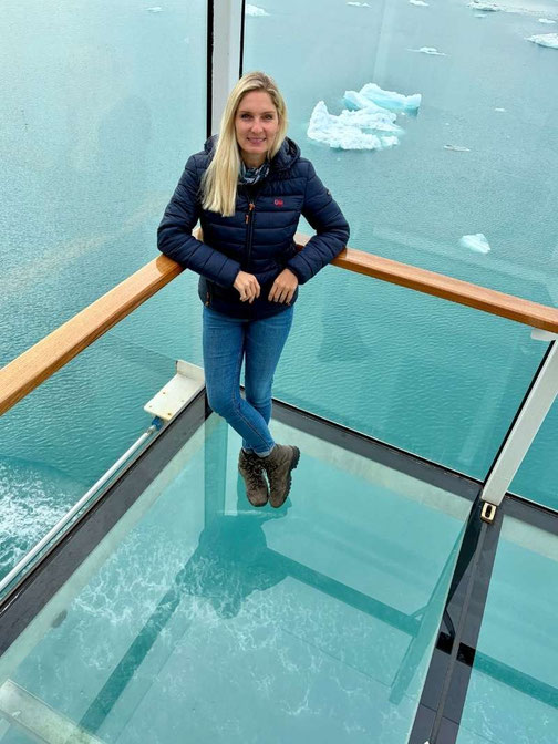 Anne Fischer von Emocean Cruises auf dem gläsernen Balkon der HANSEATIC inspiration in der Icy Bay in Alaska