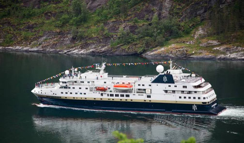 MS Spitzbergen fährt durch grünes Fjordgebiet
