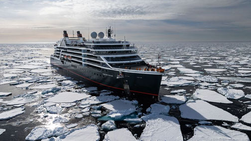 Seabourn Venture in der Antarktis im Meer mit Eisschollen