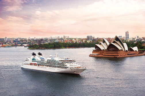 Seabourn Kreuzfahrtschiff vor der Sydney Opera im Hafen von Sydney.