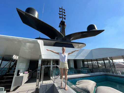 Frau balanciert am Deckpool der Emerald Azzurra