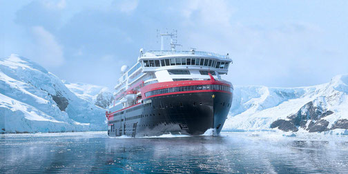 MS ROALD AMUNDSEN umgeben von Eisbergen
