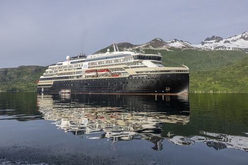 MS ROALD AMUNDSEN umgeben von Eisbergen