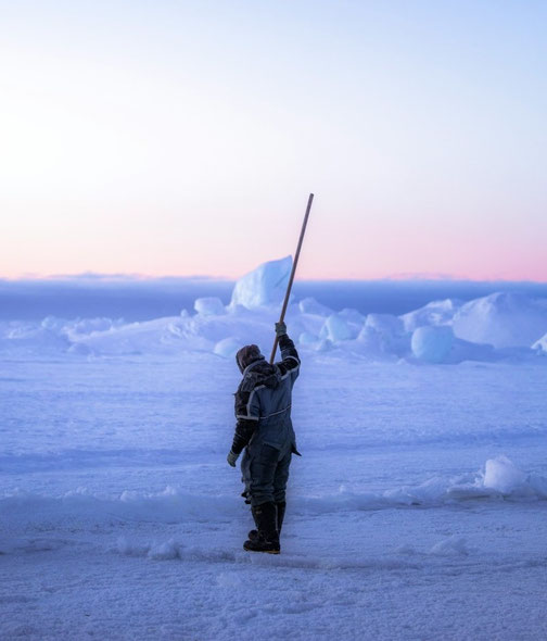 Ein Fischer beim Eisfischen im Ilulissat Eisfjörd, Grönland