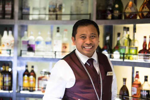 Ein Barkeeper lächelt in die Kamera