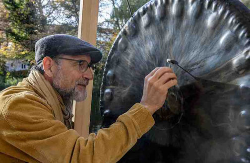 KOMM RUNTER mit Gong-Meditationen in Hamburg Martin Schmitz spielt den Gong bei einer Klangmeditation in Hamburg. Therapeutisches Gongspiel für Entspannung, Präsenz und innere Ruhe