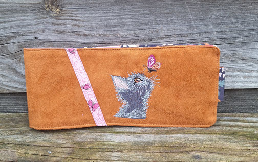 porte-chéquier horizontal brodé femme, souche à gauche, suédine caramel, broderie chat chaton, ruban tissé rose avec des papillons , fabrication artisanale alsacienne