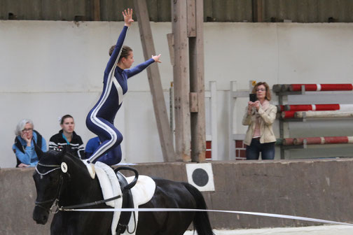 Dilara Tekelioglu gewinnt im Einzelvoltigieren (Galoppp/Galopp) in Bierde-Lahde-Neuenknick vor Alicia Witte (RVO) und Gesche Kracht (RVO). 