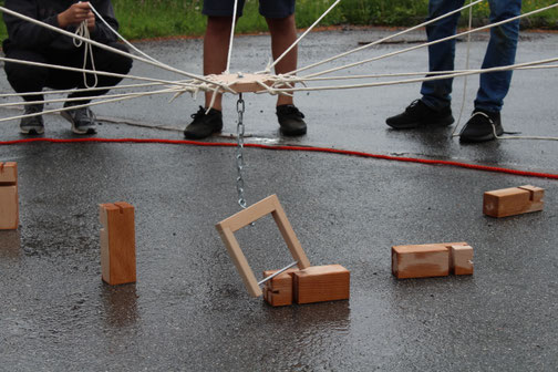 Gruppe beim Bauen eines Fröbelturms – erlebnispädagogische Teamaufgabe für Schulklassen, Jugendgruppen und Firmen
