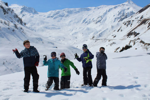Gruppen bei Winteraktivitäten während Schullager im Schnee - auch im Winter erlebnisreiche Klassenlager mit uns