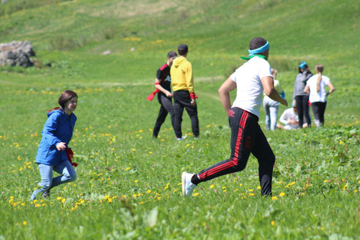 Jugendgruppe bei Geländespiel im Klassenlager - wir organisieren das Programm nach Ihren Vorstellungen