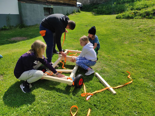 Gruppe baut gemeinsam eine Seifenkiste – erlebnispädagogische Aktivität für Schulklassen, Jugendgruppen und Teams
