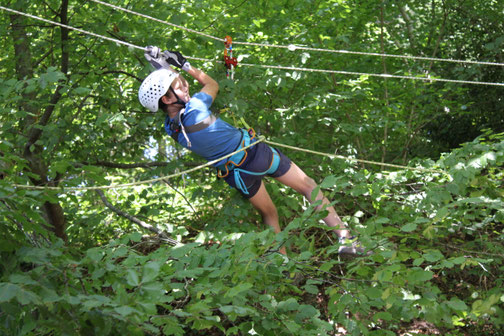 Mädchen hangelt über Seilbrücke – erlebnispädagogische Aktivität für Schulklassen, Jugendgruppen und Firmen
