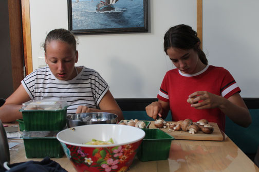 Jugendliche beim Kochen auf dem Segelschiff - die Gruppe übernimmt gemeinsam die Küche an Bord des Schiffes