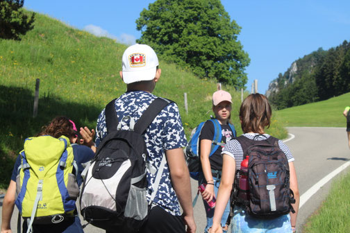 Schulklasse gemeinsam unterwegs - beim Wandertrekking ist man die ganze Woche zusammen unterwegs