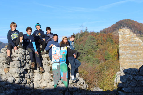 Teilnehmende im Mittelalter-Klassenlager auf Burg – gestalten eigenes Banner im Rahmen der erlebnispädagogischen Programme