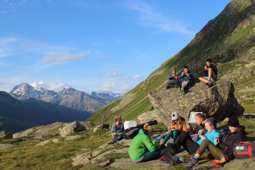 Schulklasse beim Essen unter freiem Himmel - die Verpflegung beim Wandertrekking kann auf verschiedene Arten durchgeführt werden.