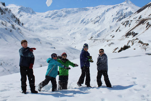 Jugendgruppe im Schneesportlager bei Winteraktivätiten