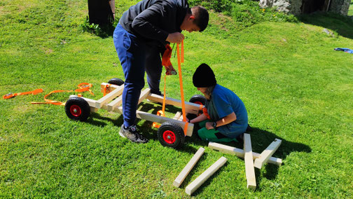 Gruppe konstruiert eine Seifenkiste – kreative erlebnispädagogische Aktivität für Schulklassen und Jugendgruppen