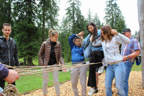 Firmenteam beim lösen von erlebnispädagogischen Aufgaben - ihr Teamevent, Teamcoaching oder Firmenanlass zusammen mit Erlebnisfahrten