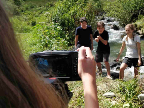 Jugendliche im Ferienlager Film und Video bei der Produktion des eigenen Ferienlager Films