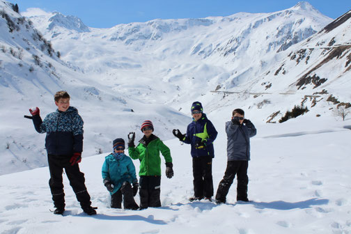 Gruppenaktivität im Schnee – erlebnisreiches Programm mit Iglubauen, Schneeschuhtouren und Winterabenteuer im Klassenlager