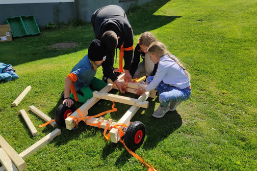 Gruppe baut gemeinsam Seifenkisten – kreativer Teamevent für Schulklassen, Firmen und Coachings