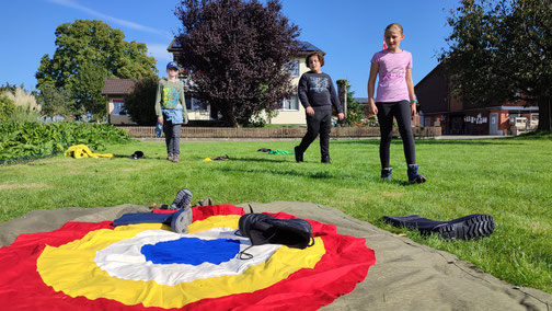Teilnehmende bei der Bauernhofolympiade - erlebnispädagogische Programme auf dem Bauernhof für Schulklassen, Teamevents und Ferienlager