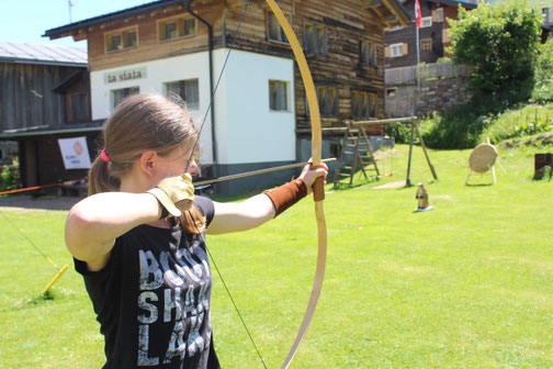 Mädchen zielt beim erlebnispädagogischen Bogenschießen – Aktivität für Schulklassen, Jugendgruppen und Teamevents