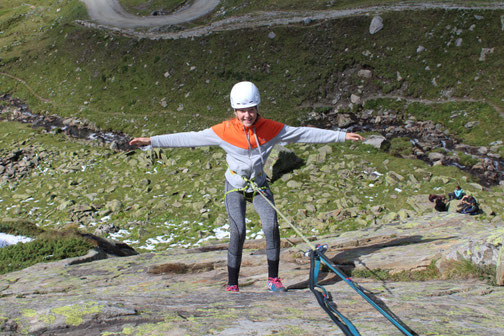 Schulklasse beim Klettern und Abseilen – Zusammenarbeit, Vertrauen und Naturerlebnis im Ferien- oder Klassenlager