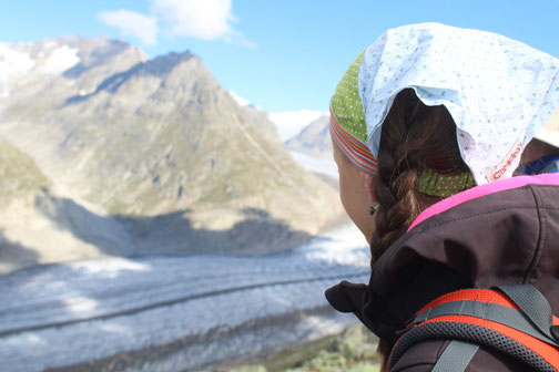 Mädchen genießt den Ausblick auf den Gletscher – erlebnispädagogische Wanderung zu schönen Orten für Gruppen und Klassenlager
