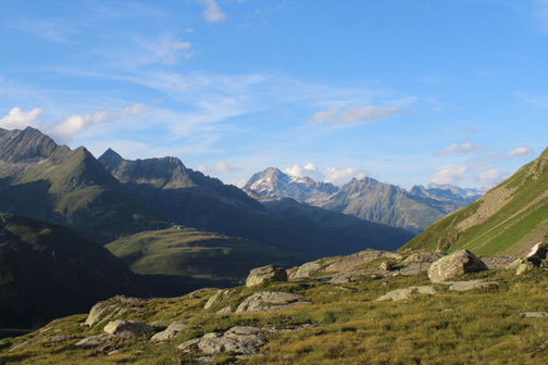 Ausblick über Bergwelt - beim Wandertrekking sind Unterkünfte an spektakulären Orten möglich