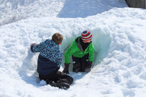 Teilnehmende bei Programm im Schneesportlager - wir organisieren ein erlebnisreiches Rahmenprogramm für Schulklassen und andere Gruppen