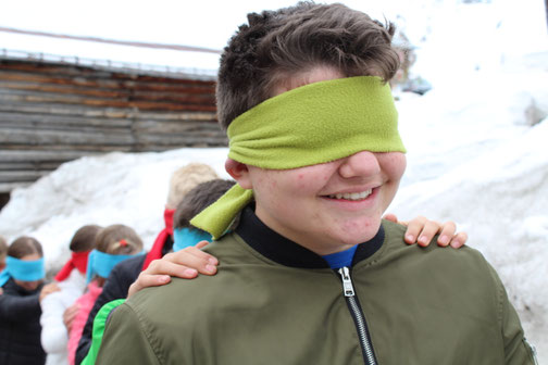Gruppe bei erlebnispädagogischer Teamaufgabe – blind führen, Vertrauen und Zusammenarbeit im Klassenlager erleben