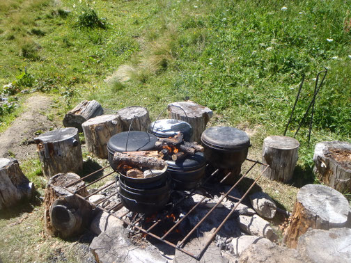 Küche im Zeltlager am Lagerfeuer - wir verfügen über die komplette Ausrüstung zum kochen für Gruppen im Zeltlager
