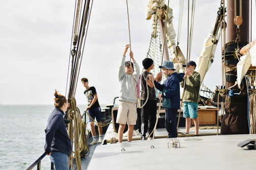 Jugendgruppe bei Klassenfahrt auf dem Segelschiff - die Erlebniswoche auf dem Wattenmeer mit gemeinsamem segeln