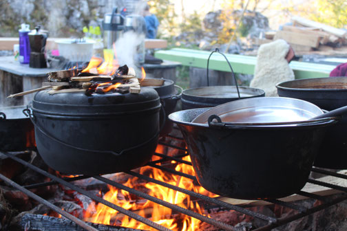 Kochen über dem Lagerfeuer - im Zeltlager kann die Küche über dem Lagerfeuer oder mit unserer gut ausgestatteten Outdoorküche ausgeführt werden.