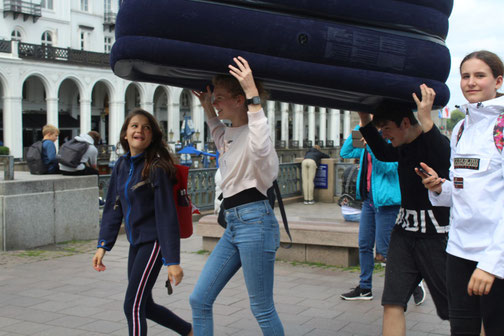 Jugendliche beim Ferienlager City Bound in Hamburg – spannende Stadterkundung und erlebnispädagogische Aktivitäten