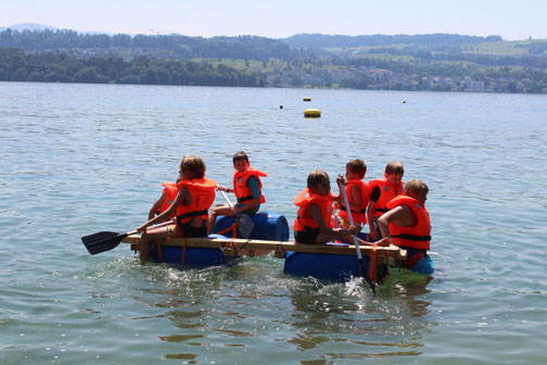Teilnehmende gestalten Floss bei einem erlebnispädagogische Schulausflug an den See