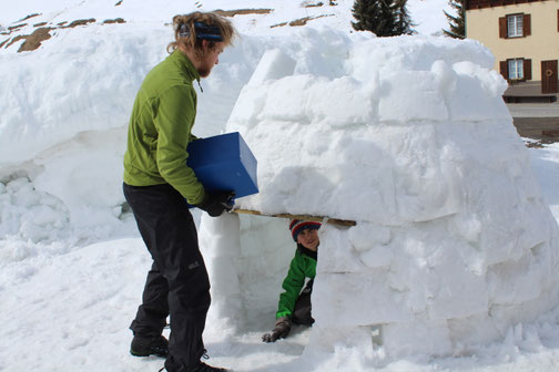 Iglubauen als Gruppenaktivität – erlebnispädagogisches Winterprogramm für Schulklassen, Jugendgruppen und Ferienlager