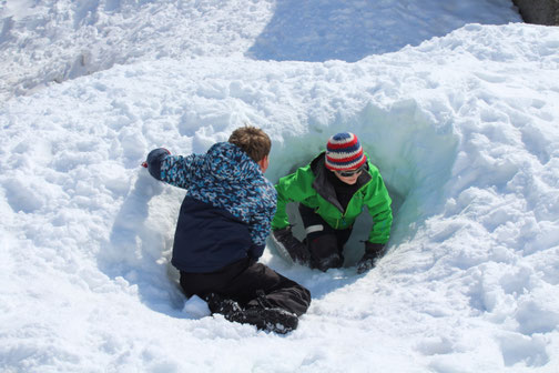 Schüler bei Winterprogramm im Klassenlager - auch im Winter bieten wir erlebnispädagogische Programme