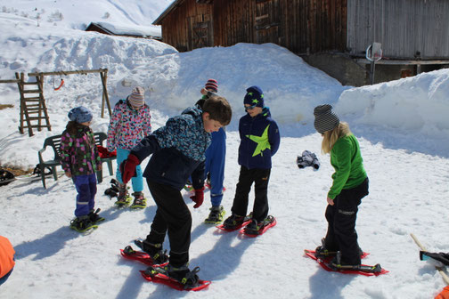 Gruppe übt den Umgang mit Schneeschuhen vor Schneeschuhtour