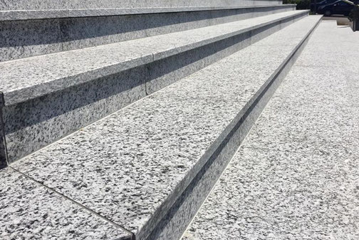 Granit Treppenstufen außen Serizzo geflammt und gebürstet