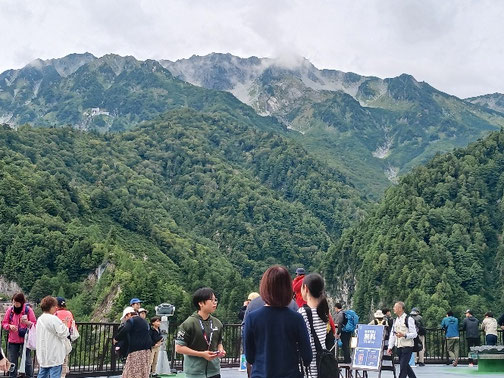 黒ヨンダムから立山連峰主峰御山を望む