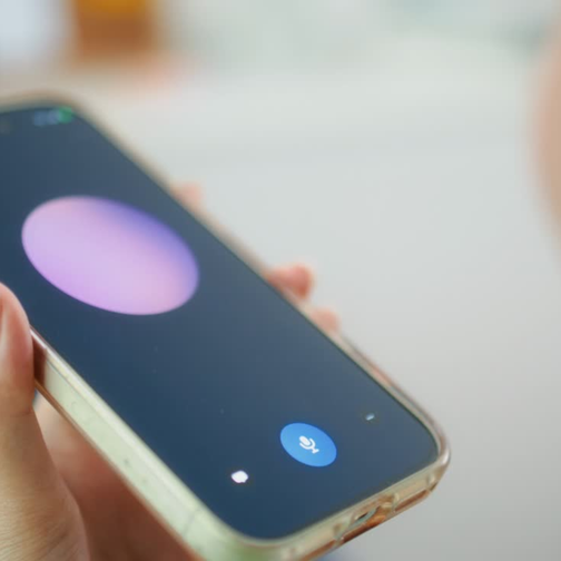 Smartphone mit KI-Assistent – Symbol für den Einsatz von KI in der Tourismusstrategie