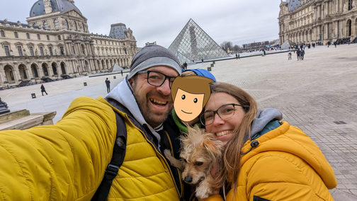 Eine Familie vor dem berühmten Museum Louvre.